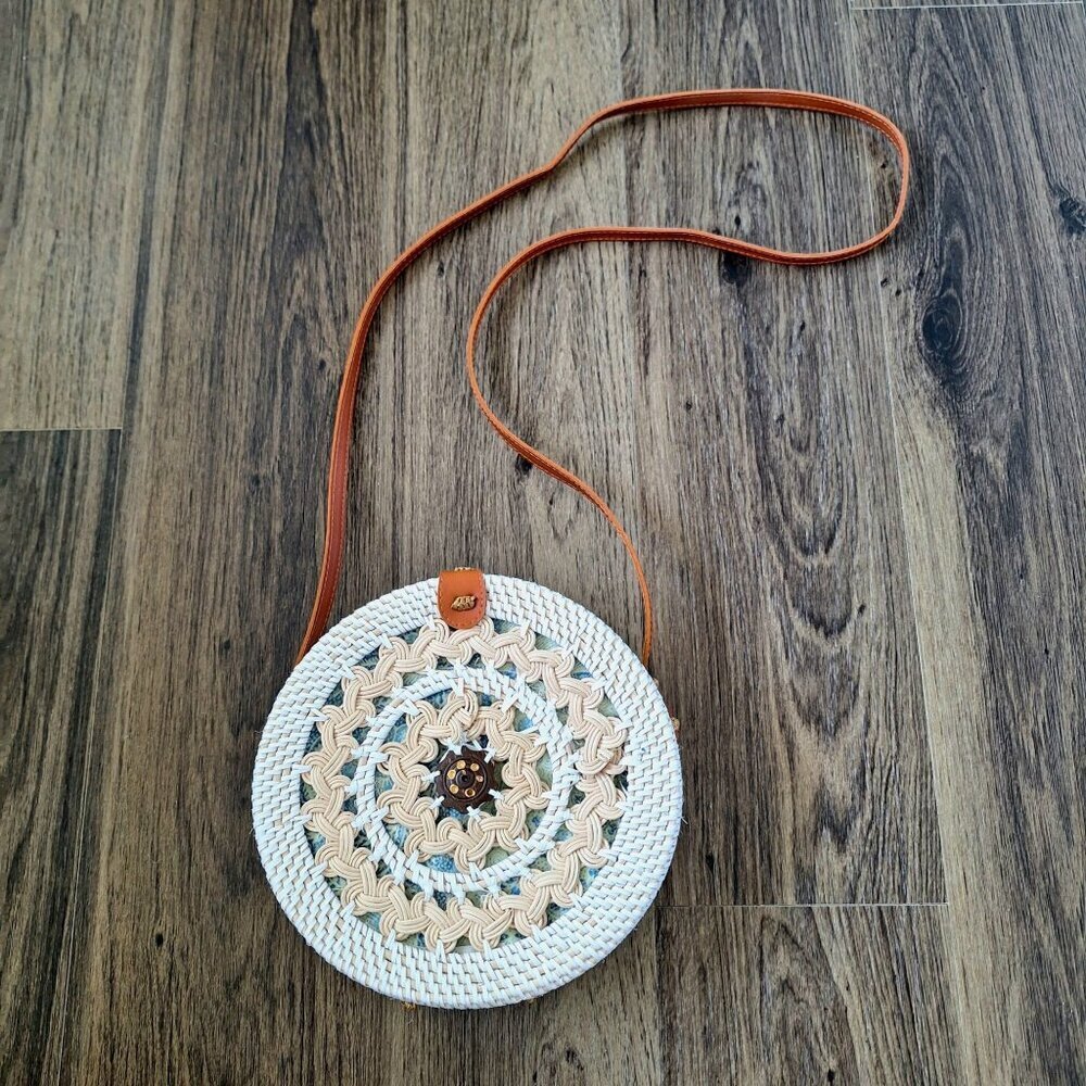 NWOT Woven Round Crossbody Bag Boho Cottage Vacation Vibe Tropical Hippie - Picture 7 of 7